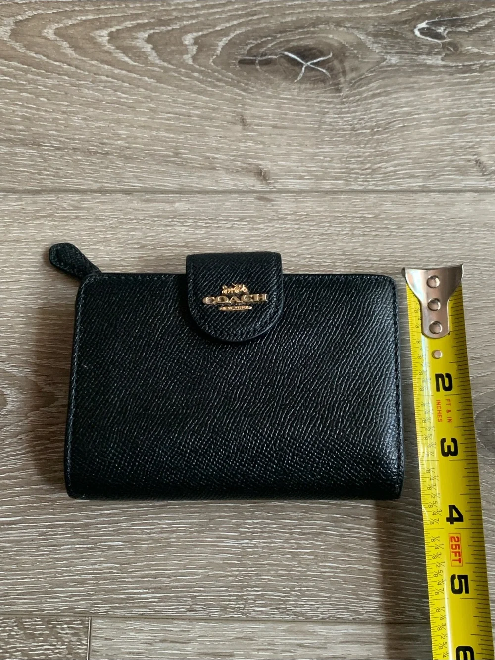 Coach women's Medium Corner Zip Wallet Crossgrain leather. Good Condition